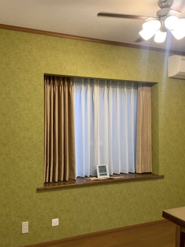 町田市 H様　リビングの出窓カーテンを新しく、一緒にアクセントクロスも貼り替え