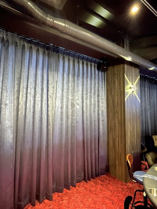 RALLY`s CASINO 町田店様　高級感あるベルベッドのオーダーカーテン