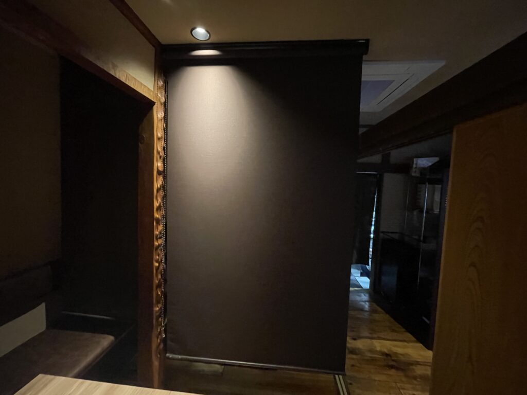 ロールスクリーン-おしゃれ-町田-飲食店-店舗-間仕切り-パーテーション-01