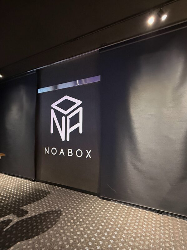 「eスポーツカフェ NOABOX町田」遮光ロールスクリーンを設置しました