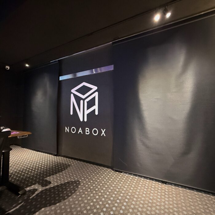 「eスポーツカフェ NOABOX町田」遮光ロールスクリーンを設置しました