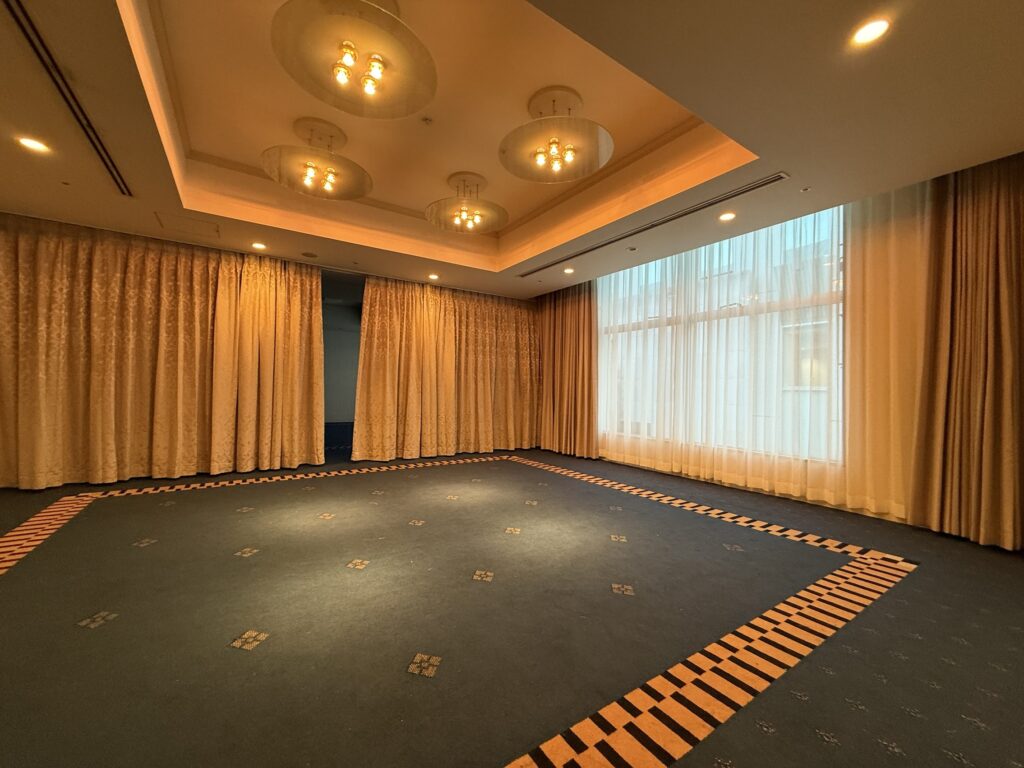 レンブラントホテル海老名-宴会場-カーテン-施工事例-海老名市-01