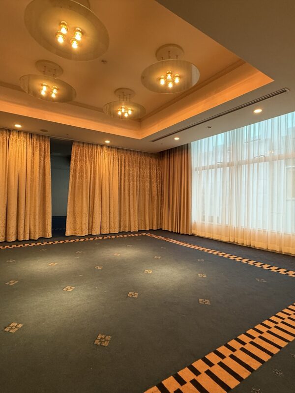 海老名市のカーテン施工事例｜レンブラントホテル海老名の宴会場カーテン
