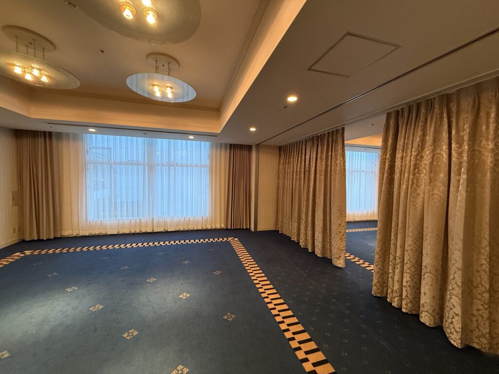 レンブラントホテル海老名-宴会場-カーテン-施工事例-海老名市-02